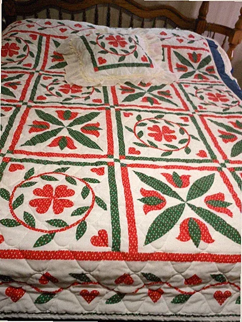 Red Hearts Green Trimming Machine Quilted Twin Bedspread by Perfect Fit 84"x60"