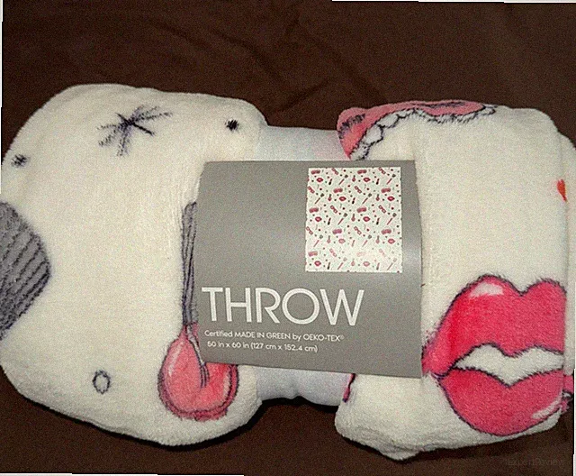 THROW Hearts Kisses & Flowers pink on white color Plush Throw Blanket 50x60 NEW