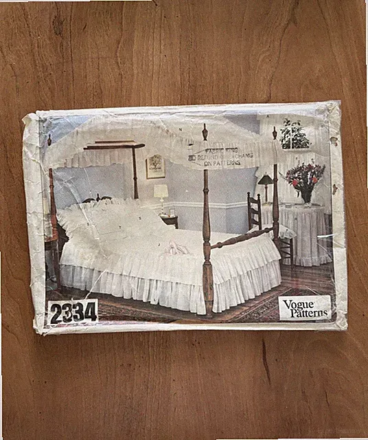 Vogue 2334 Canopy Bed Bedspread Dust Ruffle Heart Pillow